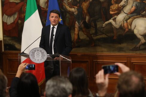 5日、ローマで記者会見するレンツィ首相