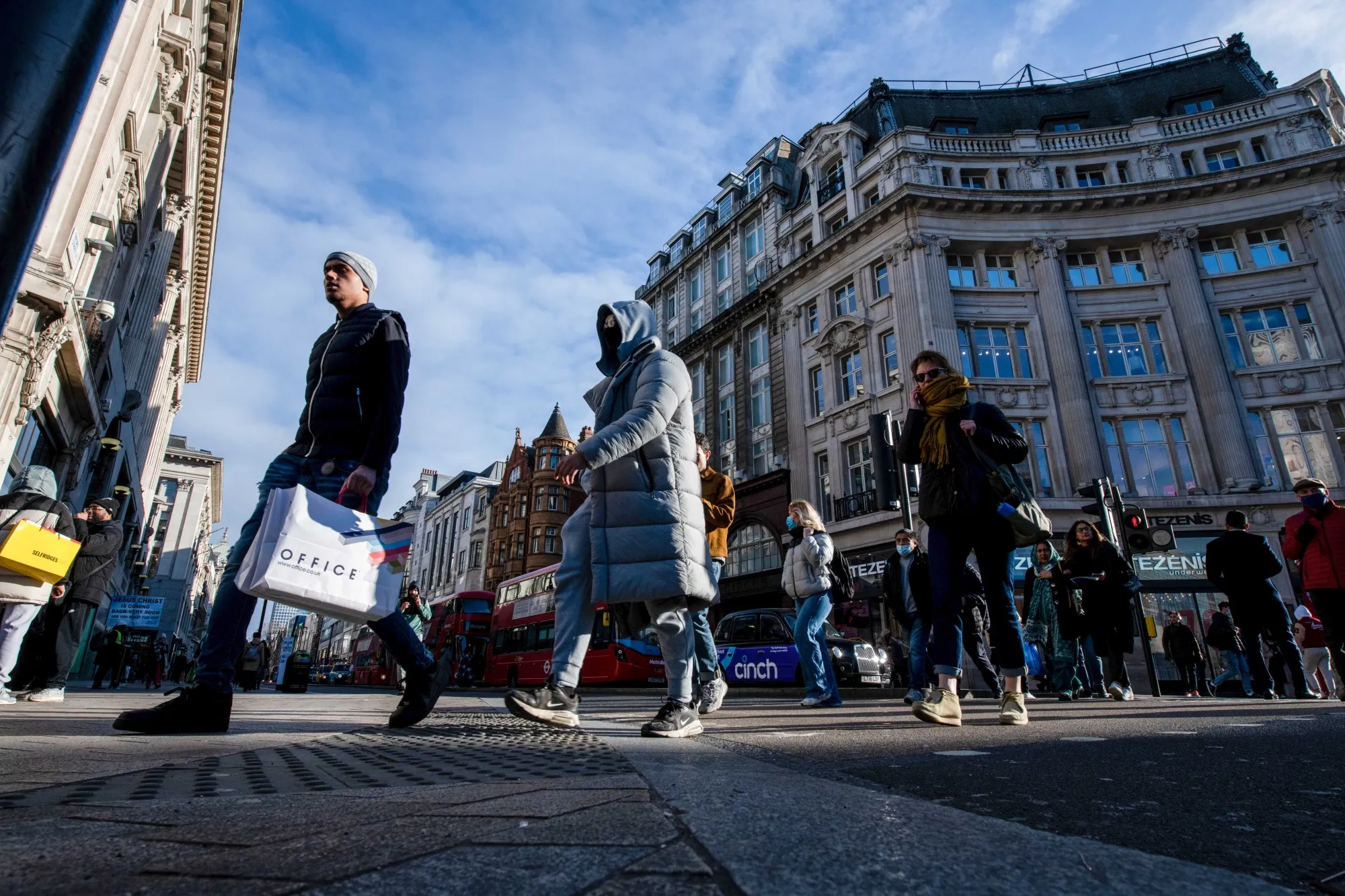 Shoppers cross the road junction at Oxford Circus in central London, U.K., on&nbsp;Jan. 20.