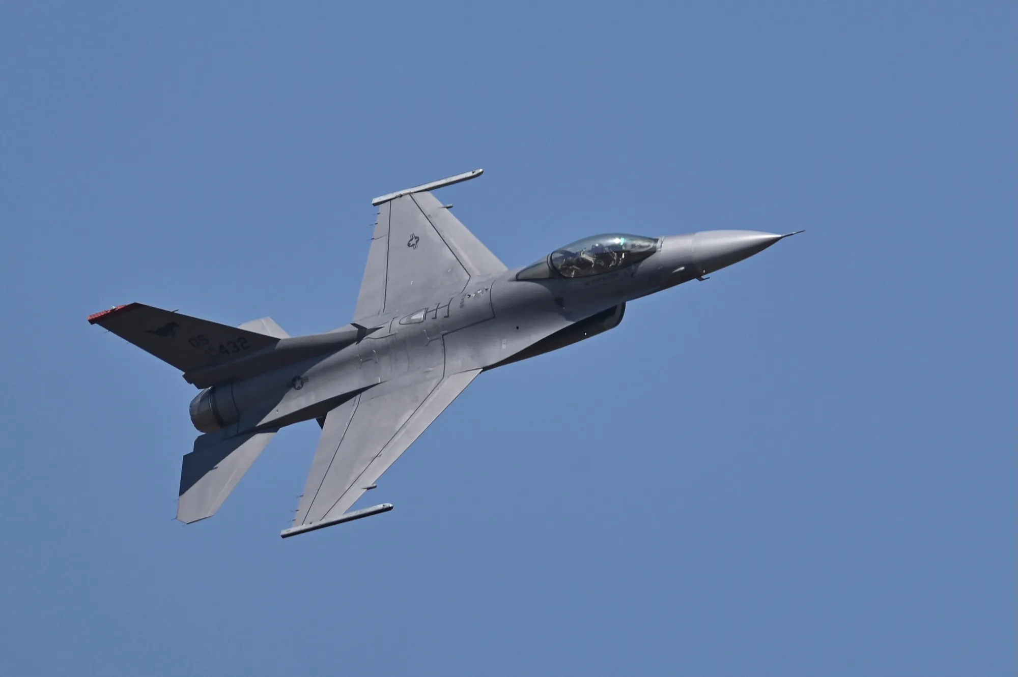 Un avión de combate F-16.