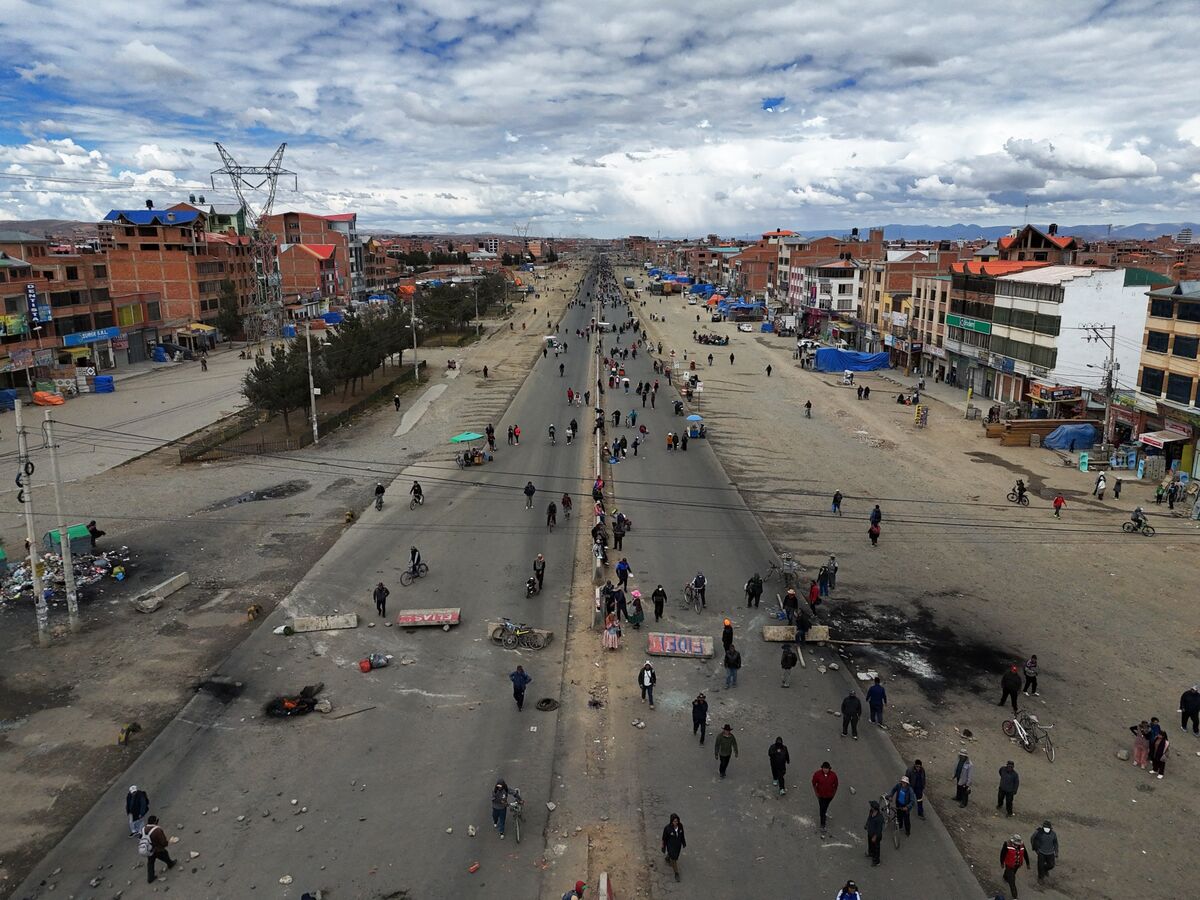 bloomberg.com - Maria Elena Vizcaino - Resurgent Political Risk Derails Rallies Across Emerging Markets