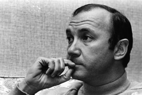Neil Simon, Playwright Who Struck Box Office Gold, Dies at 91