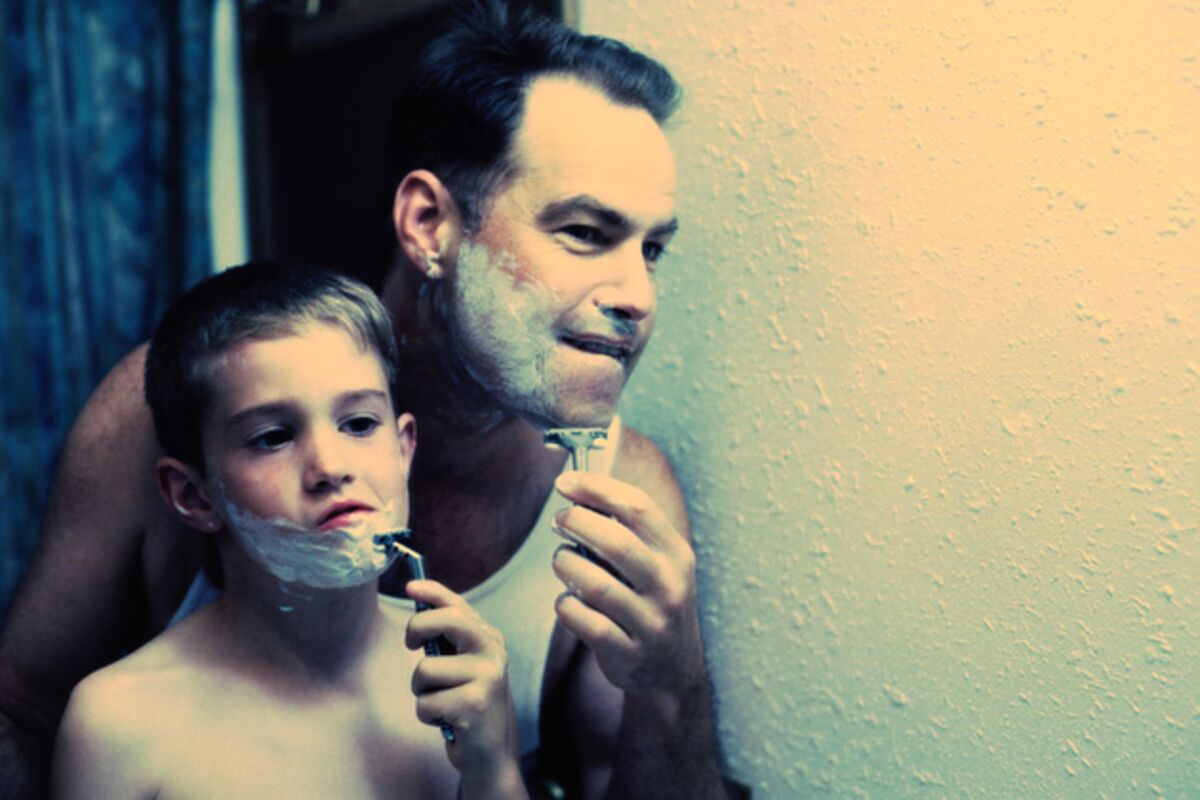 Брею сыну видео. Отец и сын Бреются фотосессия. Учить бриться. Отец учит сына бриться. Фото папы с сыном Бреются.