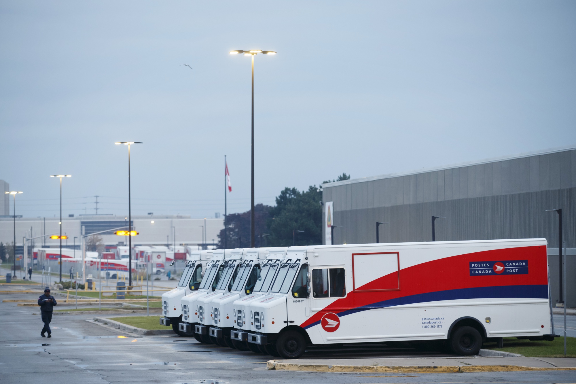 Canada Orders End To Postal Strikes To Salvage Holiday Parcels - Bloomberg