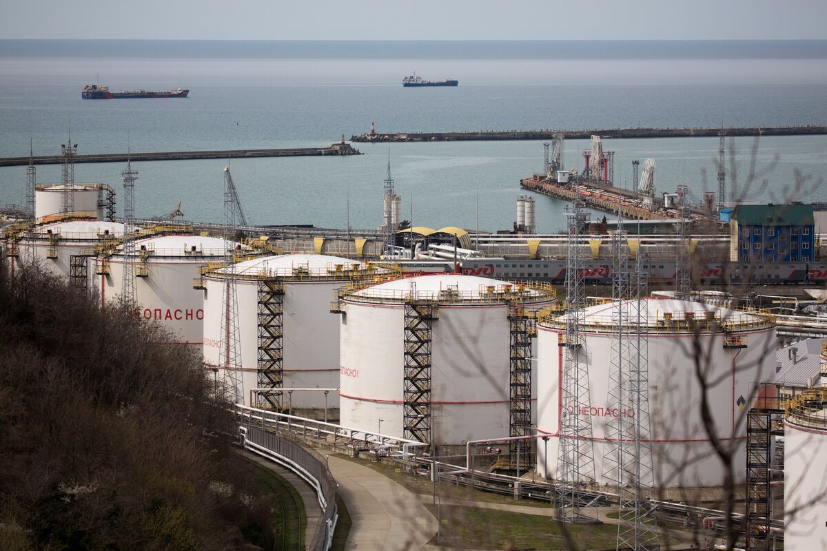 Russian Diesel, Naphtha Exports Slump as Attacks Curb Refining