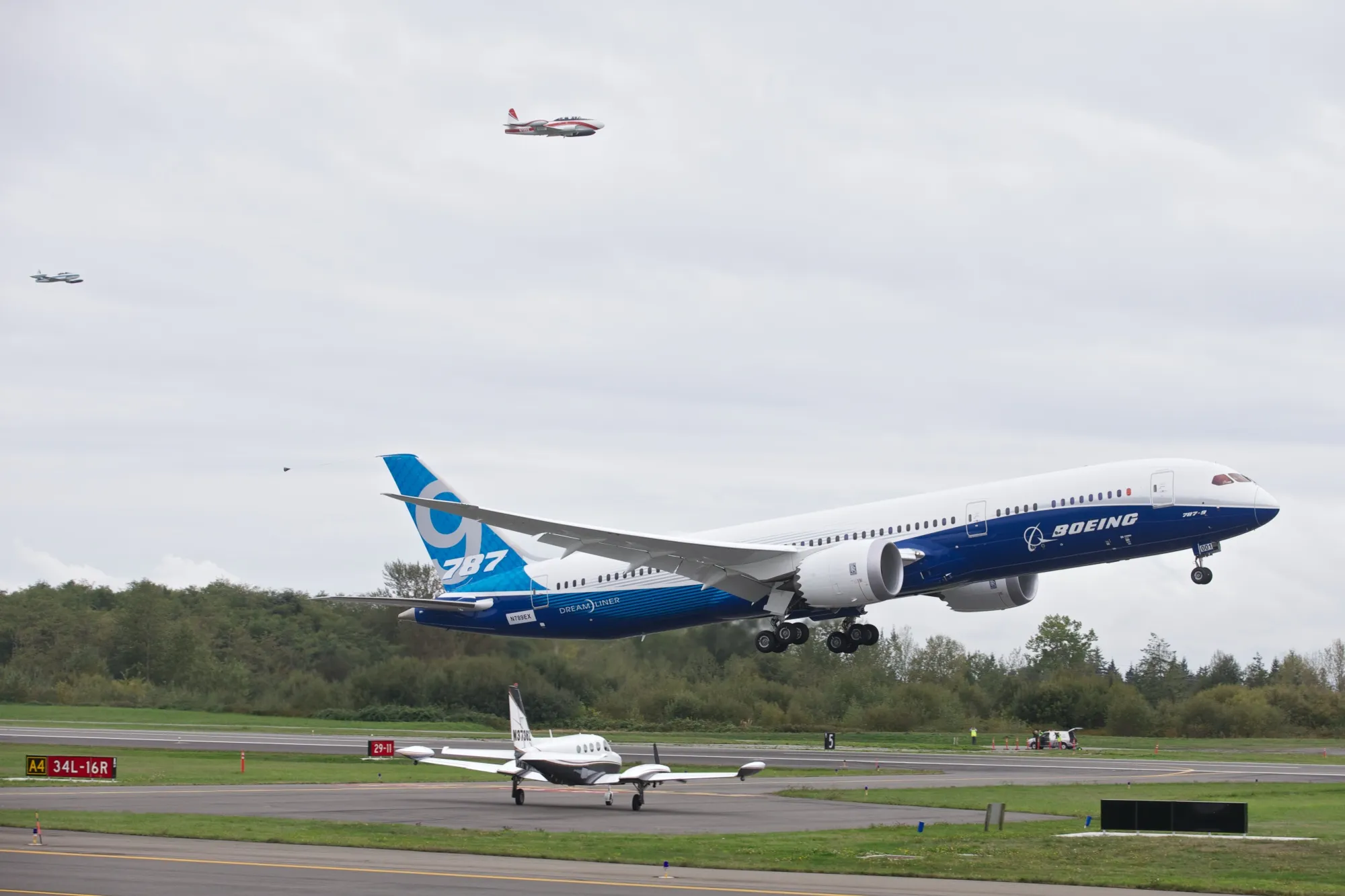 A Boeing 787 Dreamliner.
