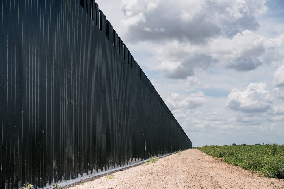 Trump’s Wall Settles Into a Strange, Costly Afterlife
