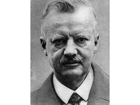 1902German embryologist Hans Spemann uses a hair from his infant daughter to separate a salamander embryo into two. Each develops normally.