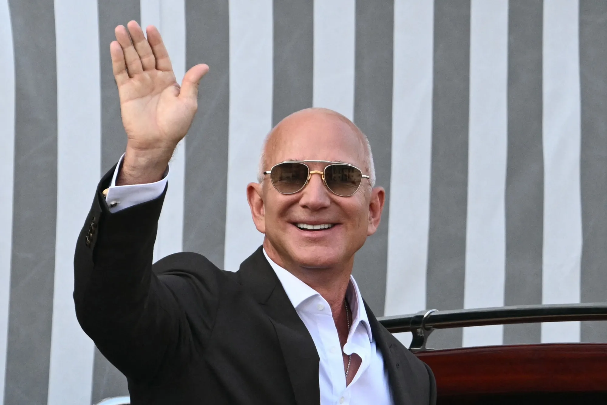 Jeff Bezos, Michael Dell Led Billionaire Insider Selling in 2025 - Bloomberg