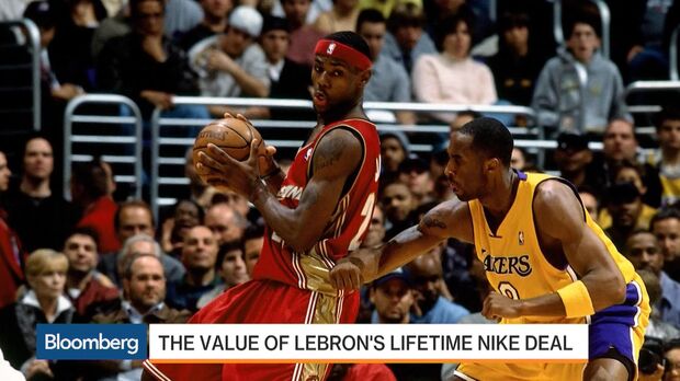 How Steph Curry, LeBron James and the NBA Stole Christmas Bloomberg
