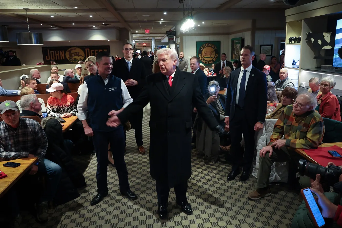 トランプ米大統領（中央）、アイオワ州のレストランで（1月27日）