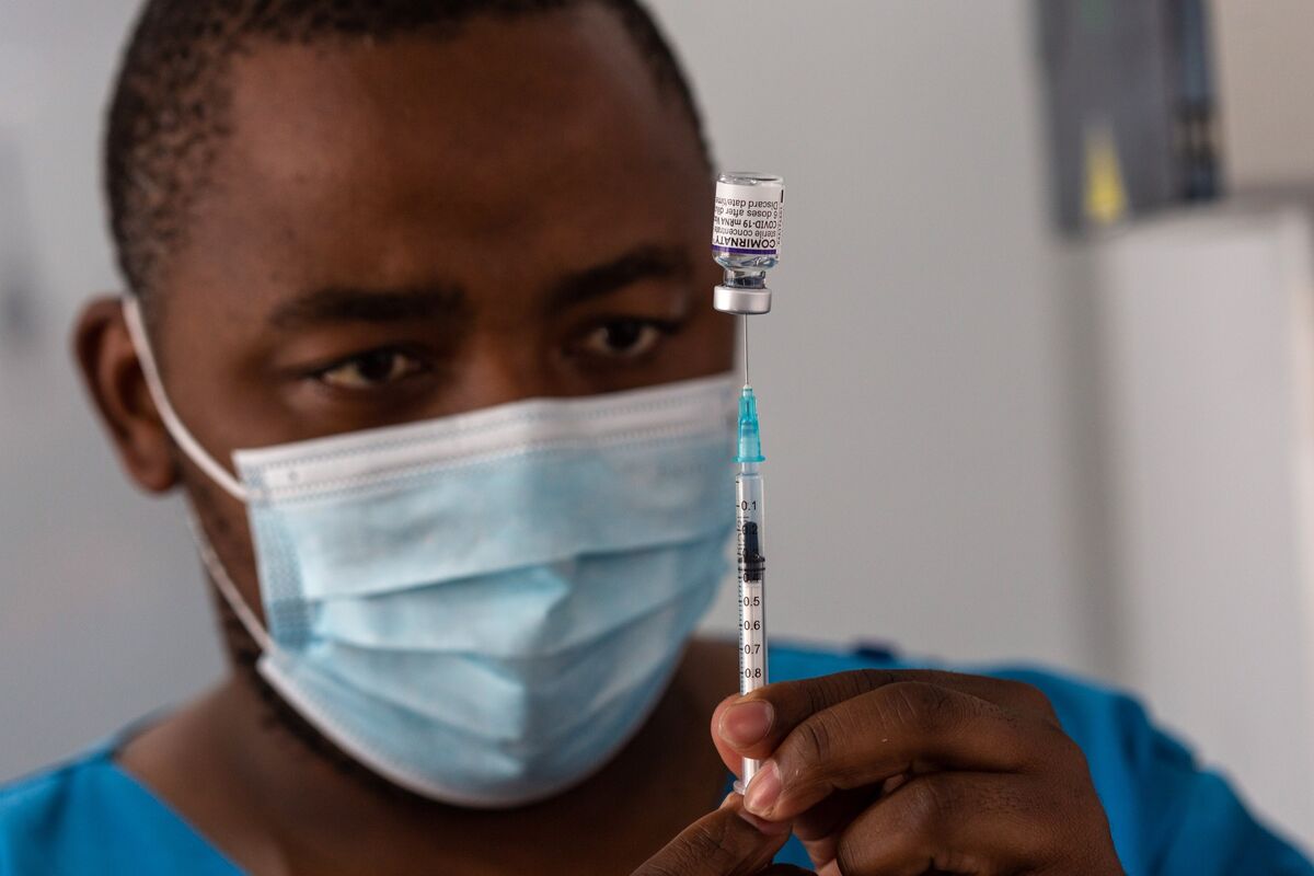 South Africa Launches Drive To Vaccinate 500 000 In 2 Days Bloomberg   1200x800 