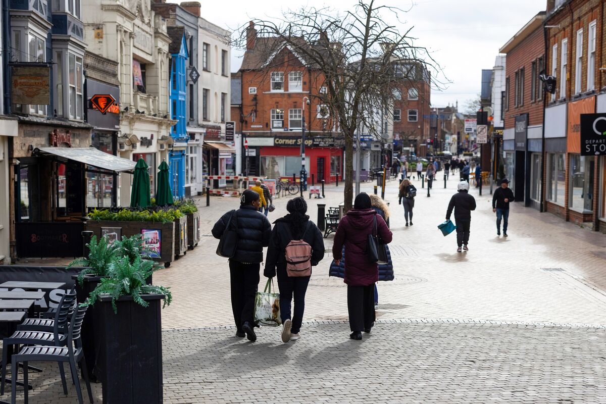 UK Retail Sales Plunge as Iran Shock Sends Shoppers Into Retreat