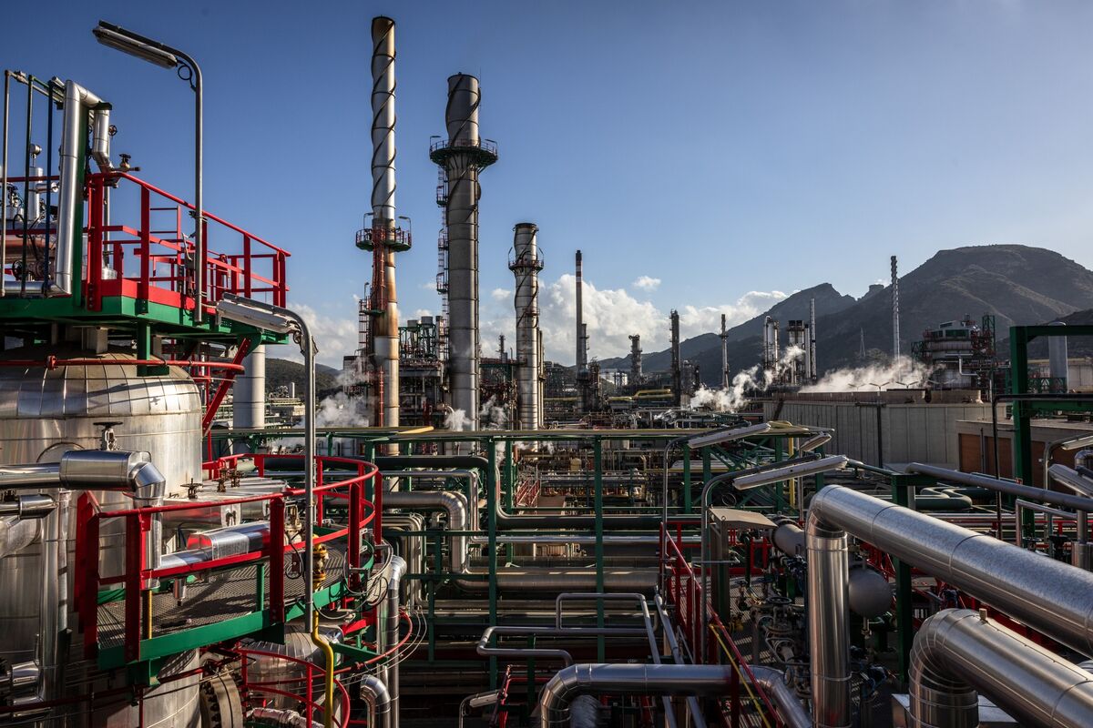 Goldman Follows IEA With Revised Bullish Outlook on Oil Demand