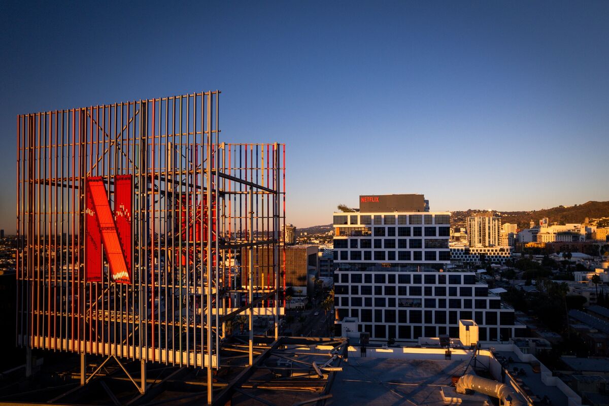 
                            Netflix Sinks as Concerns Mount Over Risks of Warner Bros. Deal