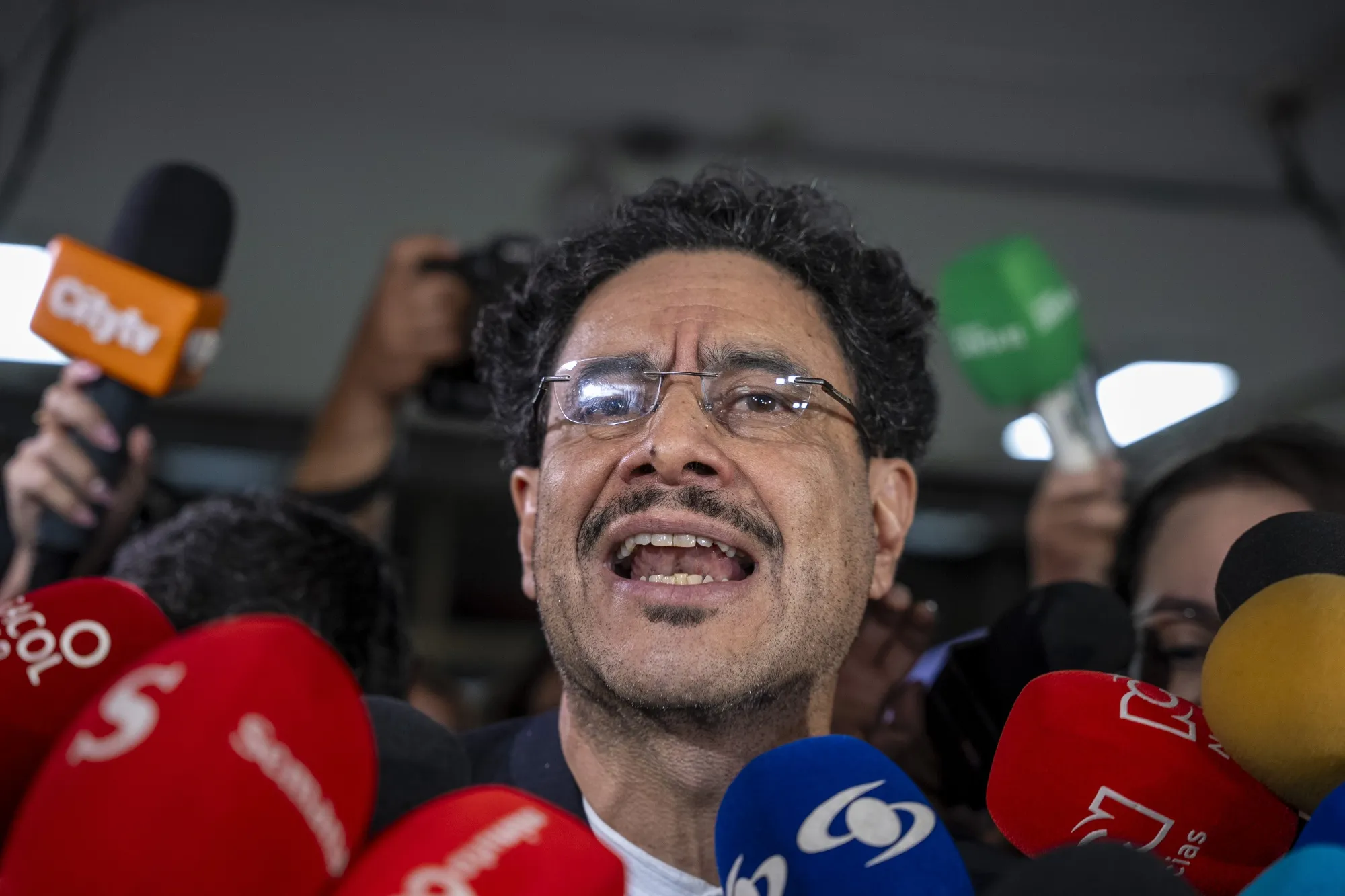 Colombia: Cepeda, enemigo de Uribe, gana consulta Pacto Histórico -  Bloomberg