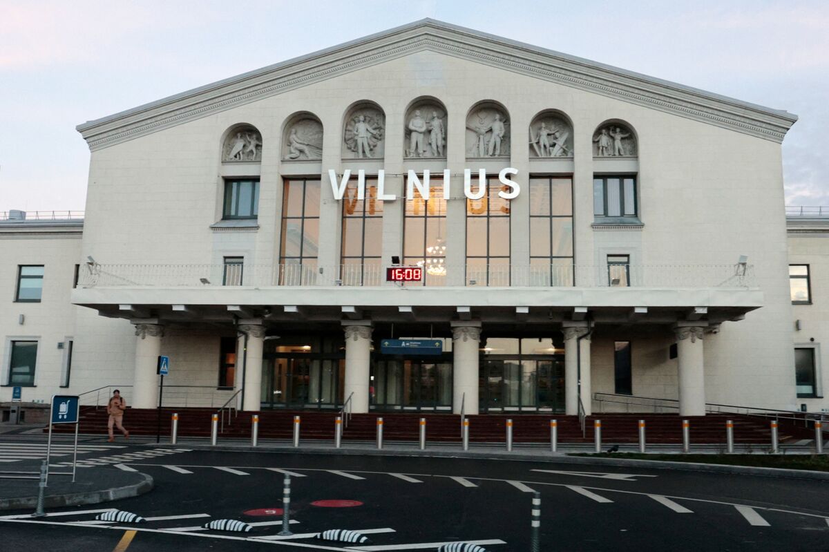 Lithuania’s Vilnius Airport Reopens After Smuggler Balloon Halt