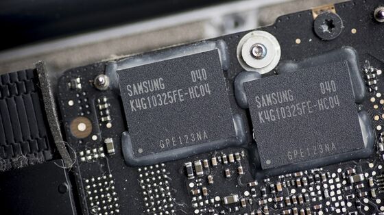 Samsung Net Profit Misses Estimates After 5G iPhone’s Debut