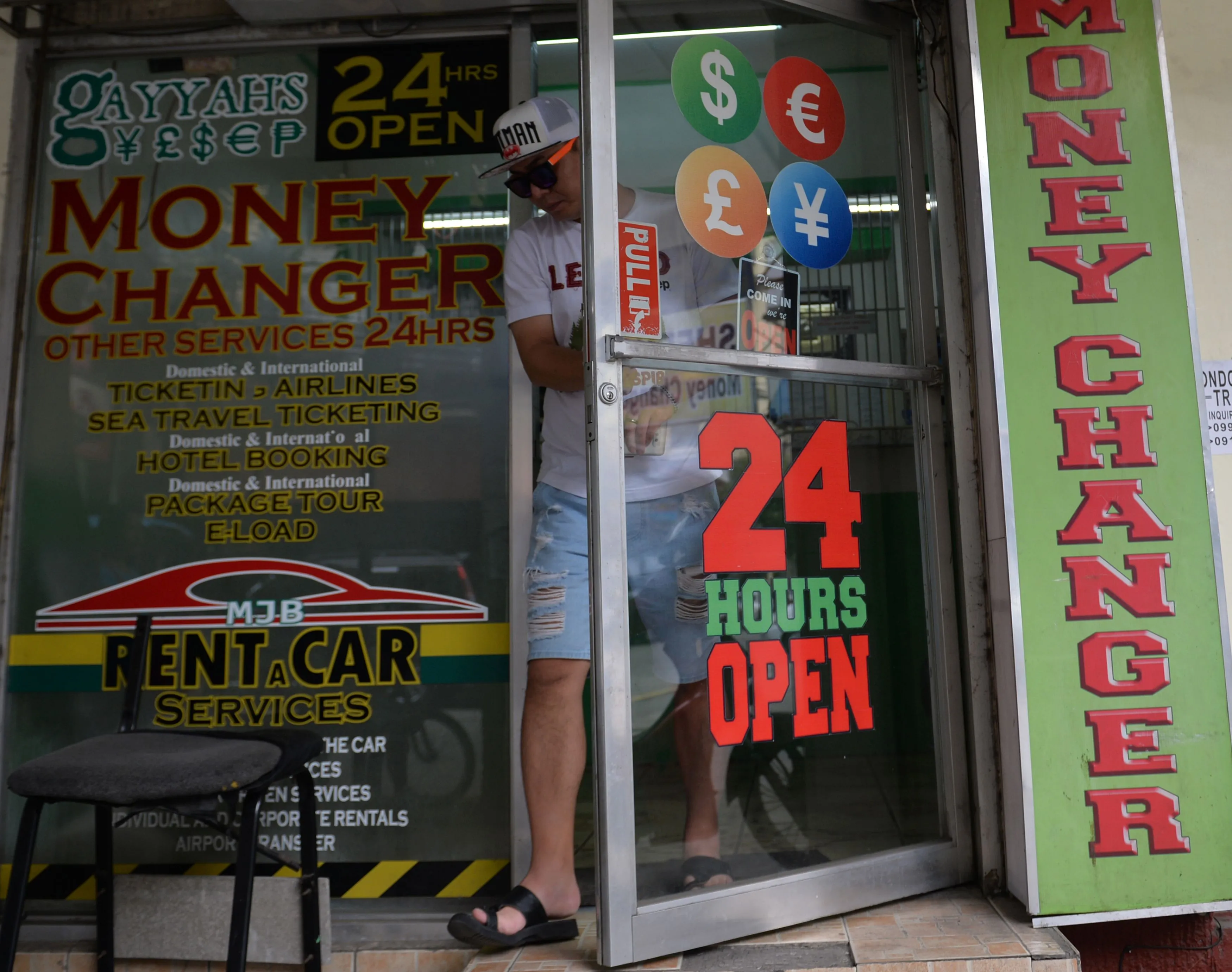 An currency exchanging in Manila.&nbsp;