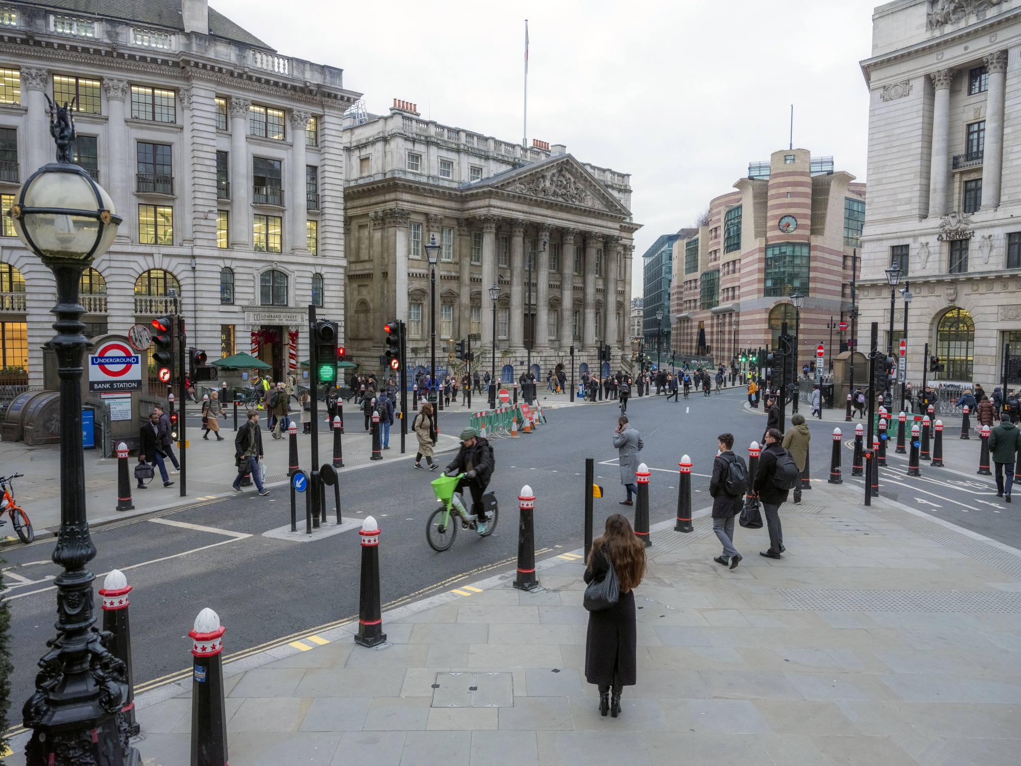 In the City of London, Radical Changes Encourage More Cyclists