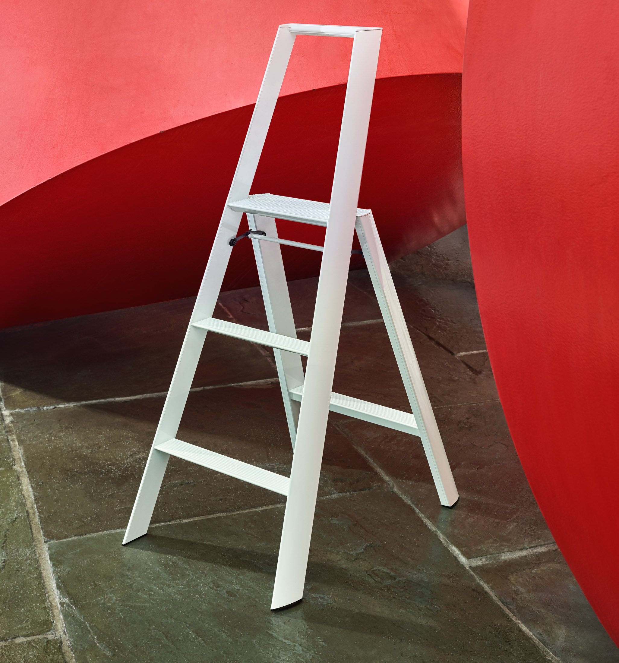 Hasegawa Lucano Step Ladder Is a Stylish Boost for Overhead Projects ...