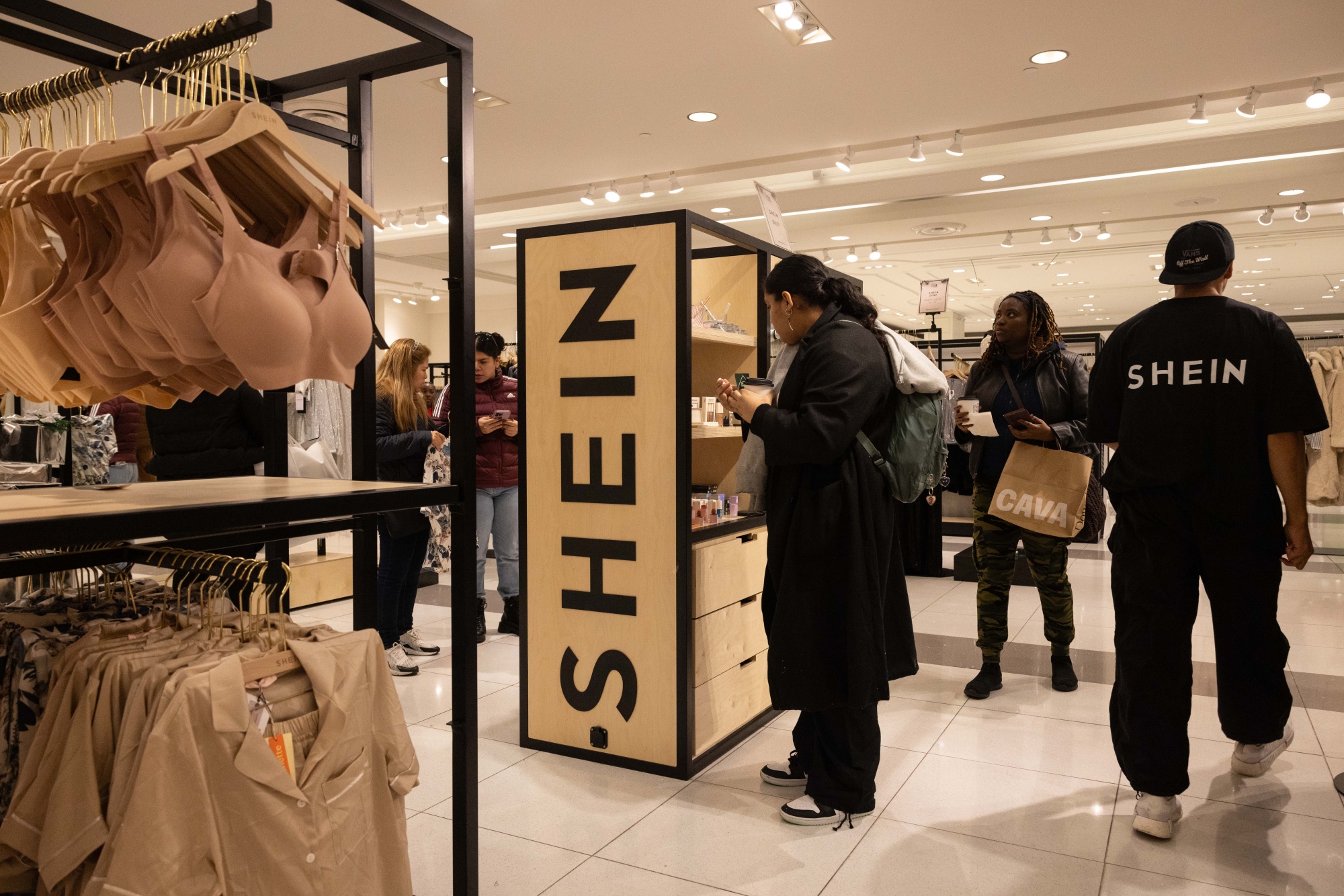 Bilionário expande império de moda rápida da Shein no Brasil
