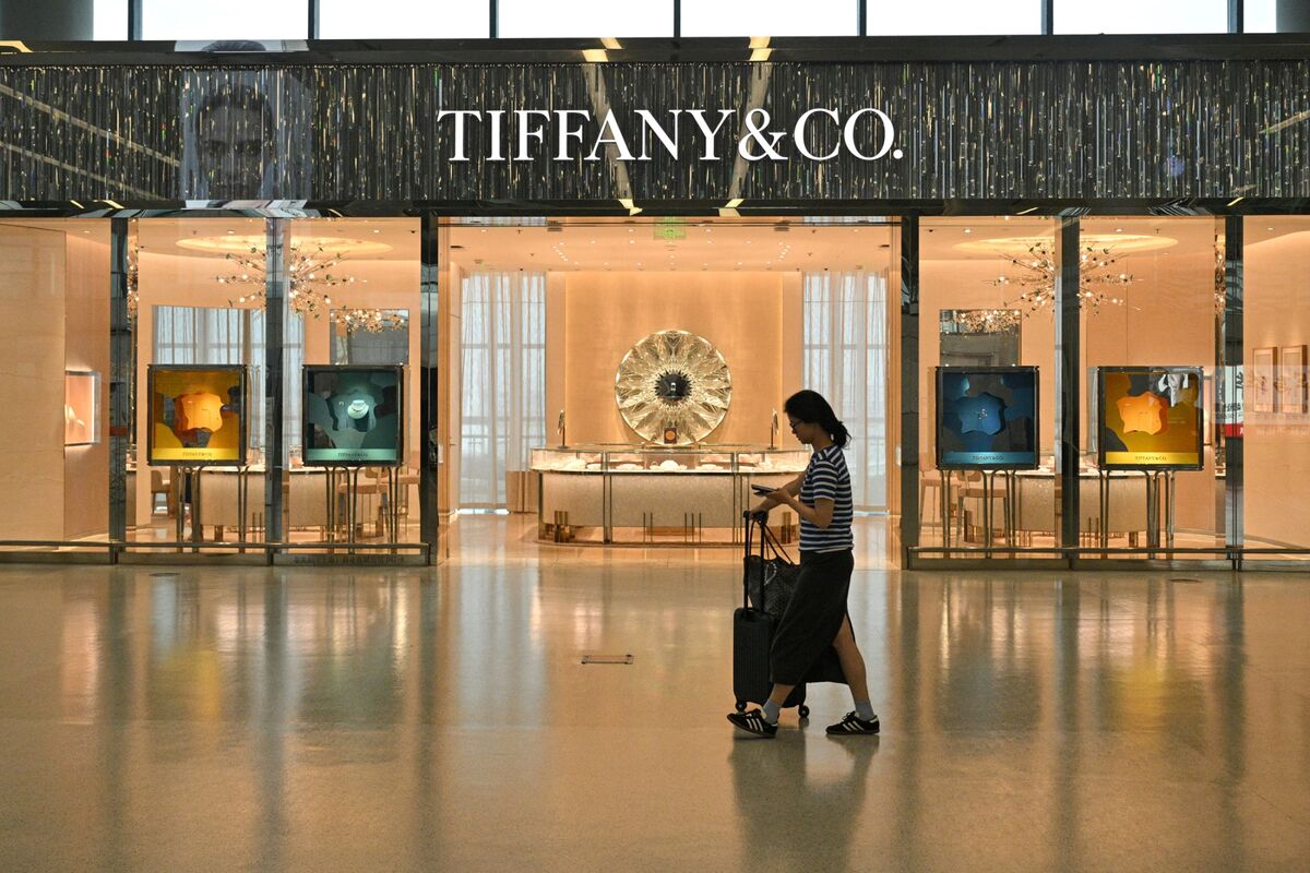 bloomberg.com - Tonya Garcia - Luxury Shoppers Are Scoring Pre-Flight Finds at Airport Retailers