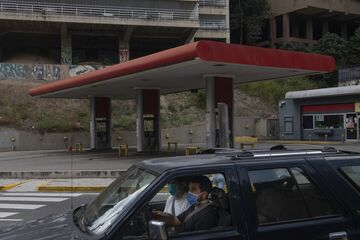 Bombas de gas cerrarán y las personas buscarán agua en medio del crecimiento de un brote viral en Venezuela