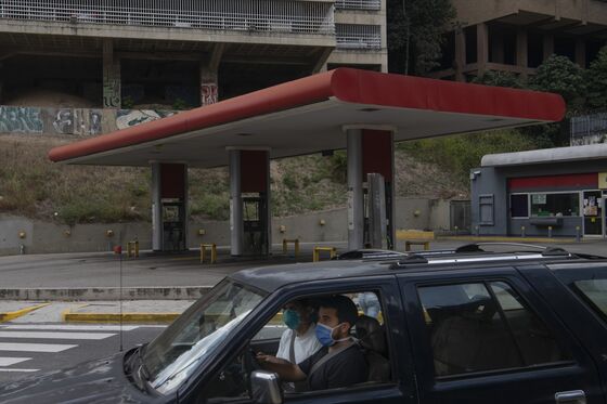 Soldiers Are Protecting the Last Drops of Gasoline in Venezuela