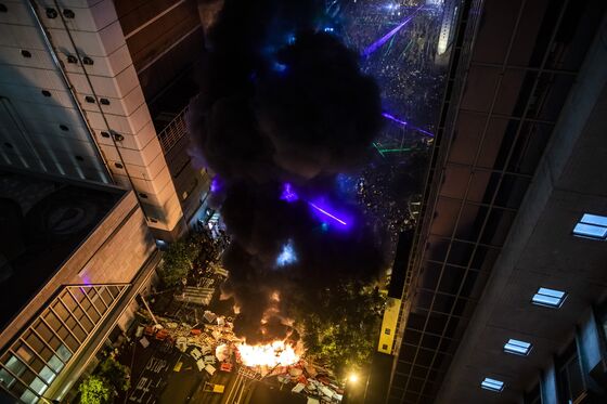 Hong Kong Police Fire Two Shots Into the Air as Protest Turns Violent