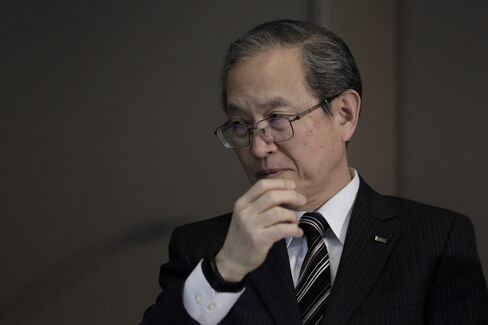 会見での綱川智社長(都内、27日)