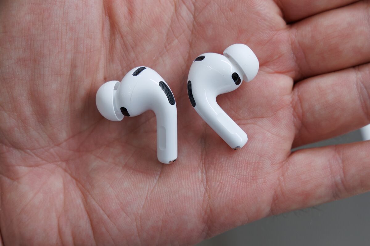 Apple lanzará AirPods con cámara y un iPhone plegable en 2027