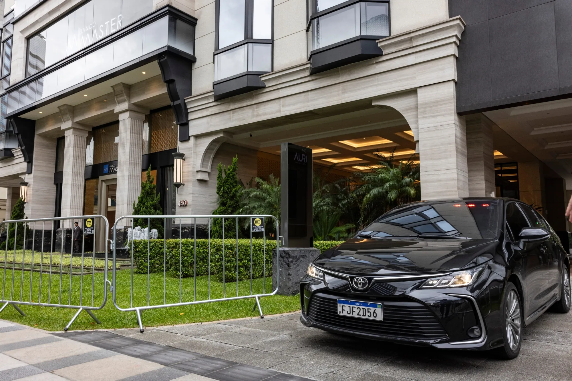 An unmarked Federal Police car leaves the&nbsp;Banco Master&nbsp;headquarters in Sao Paulo, in November.