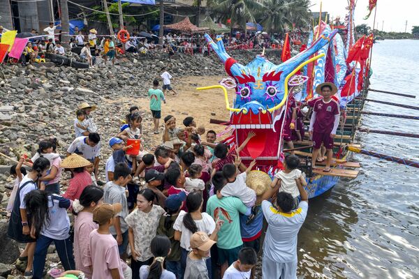 Lingao Celebrates Dragon Boat Festival With Races