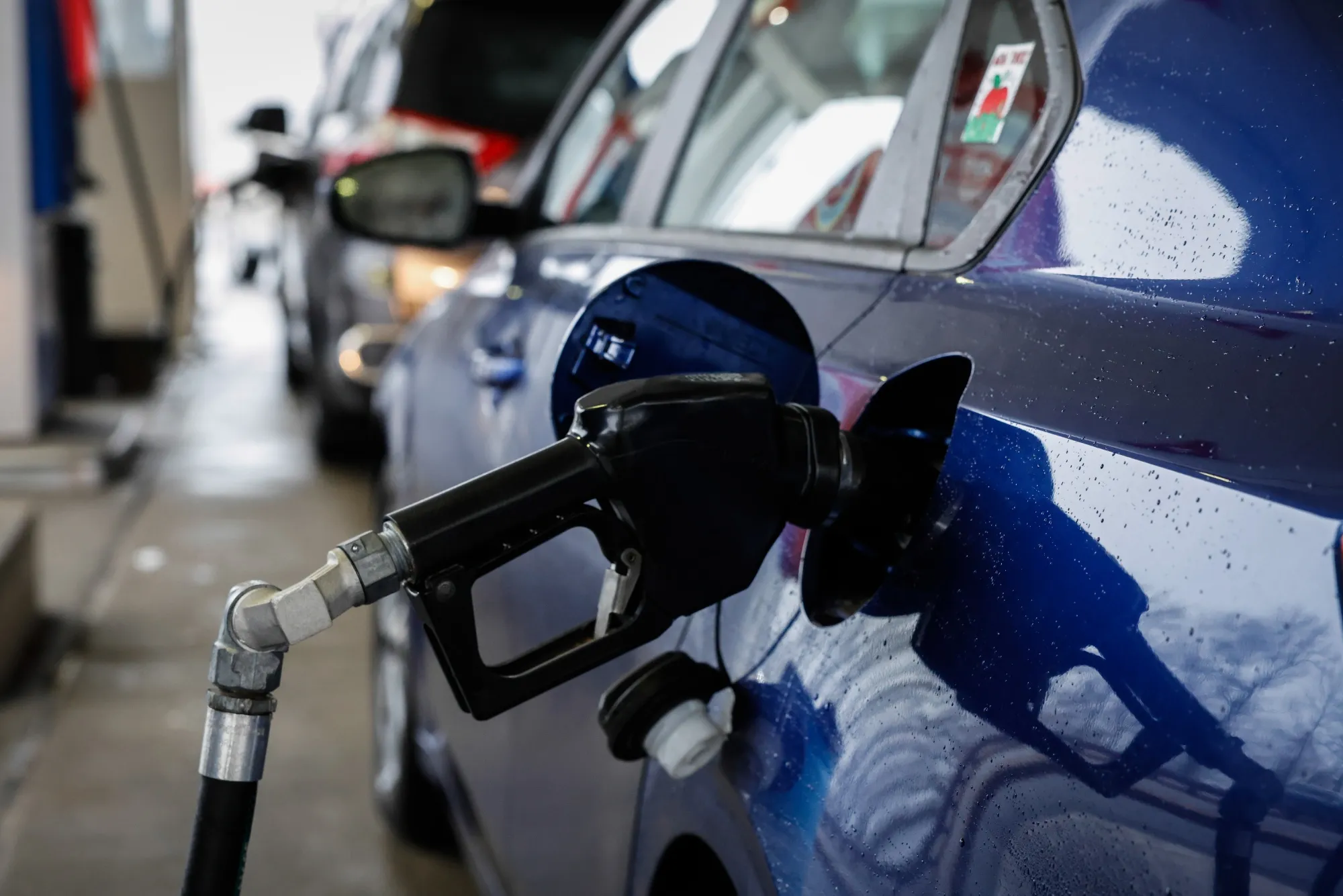 Oil Swings As Investors Monitor Threats To Middle East Energy