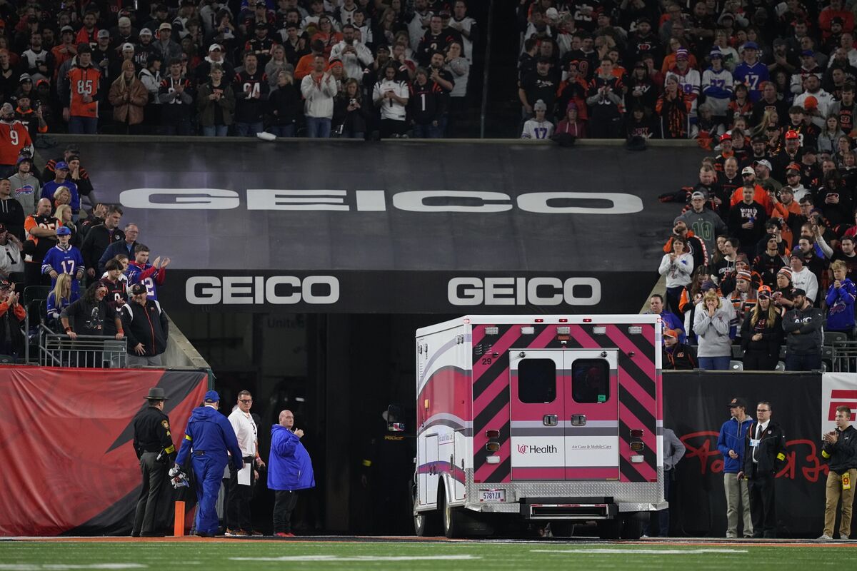 Buffalo Bills' Damar Hamlin Collapses on Field; NFL Game Suspended