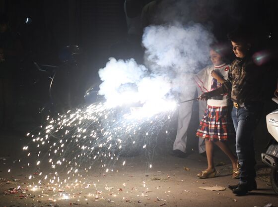 World's Worst Air Pollution Spikes as Indians Go Firecracker Crazy