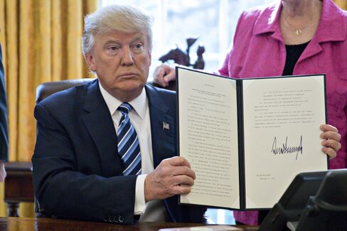 トランプ氏は大統領令を連発