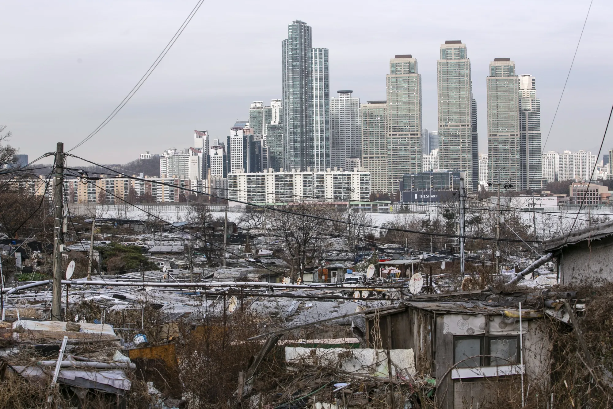 Seoul Slum Near Gangnam, Guryong, Exposes South Korea Wealth Gap - Bloomberg, image size:2000x1333