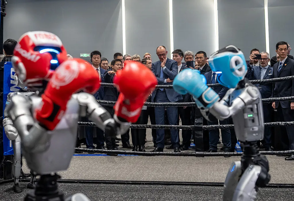 Two robots box&nbsp;while Friedrich Merz visits&nbsp;Unitree Robotics in Zhejiang Province.