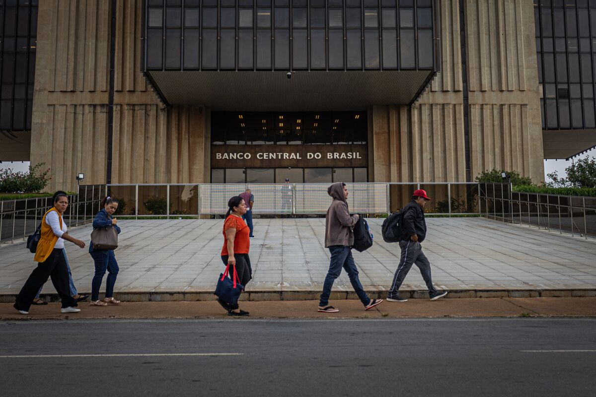 bloomberg.com - Martha Beck - Brazil's 50% Surge in Banks, Fintechs Squeezes Regulator's Shrinking Workforce