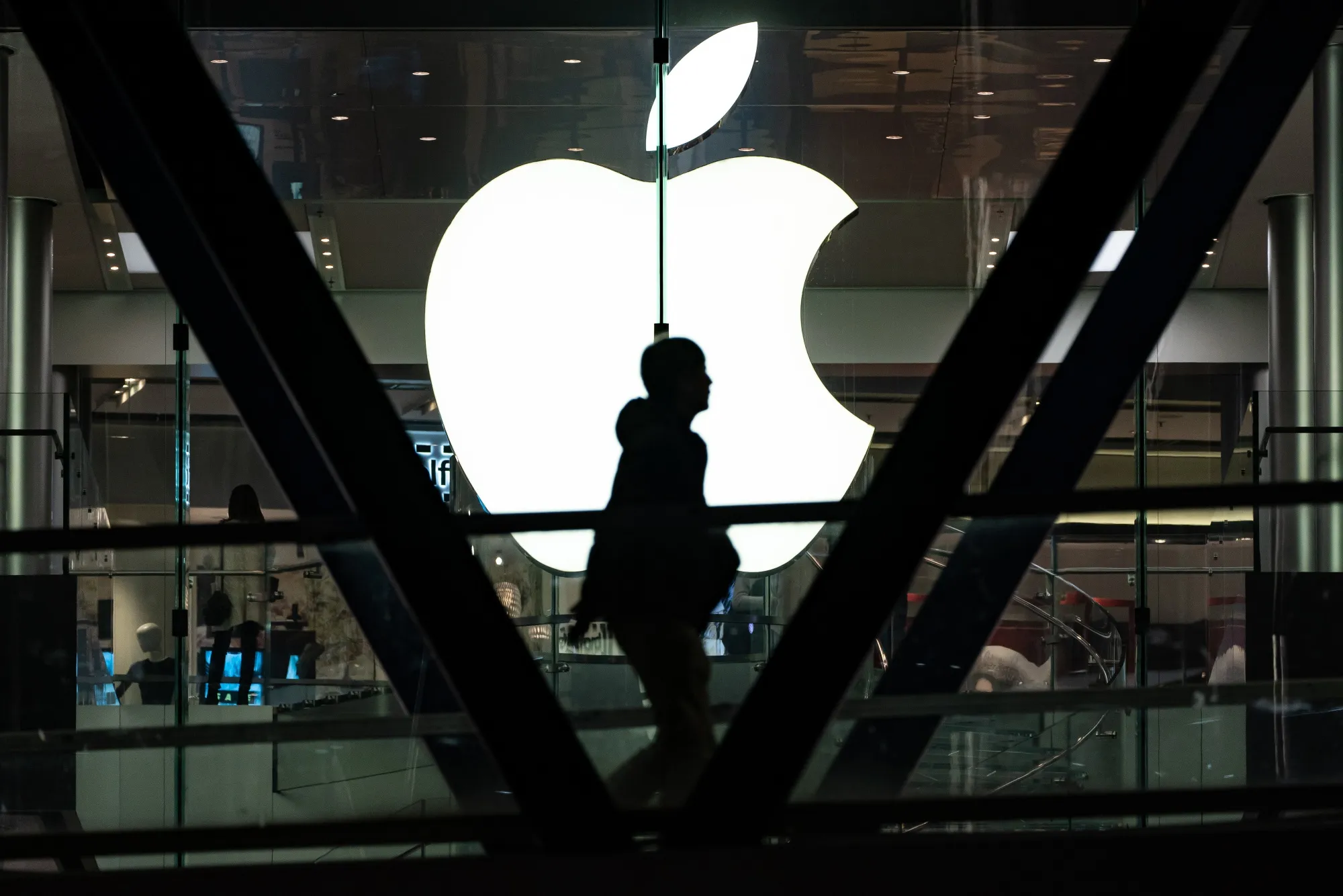 Apple Cuts Outlook as Chinese Slowdown Hits Demand for IPhones