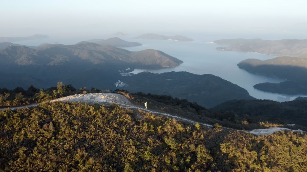🟪"Successo e Riconoscimenti: Il Documentario sulla Dura Corsa su Sentiero di Hong Kong"