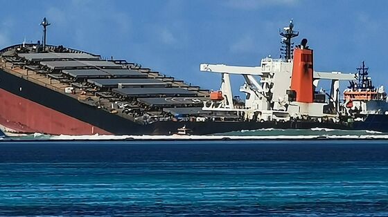 Mauritian Ex-President Demands Shippers Speak Out on Oil Spill
