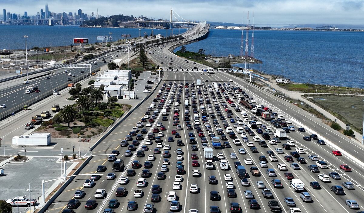 California Loves EVs But Will Be Stuck in Hybrid for Years - Bloomberg