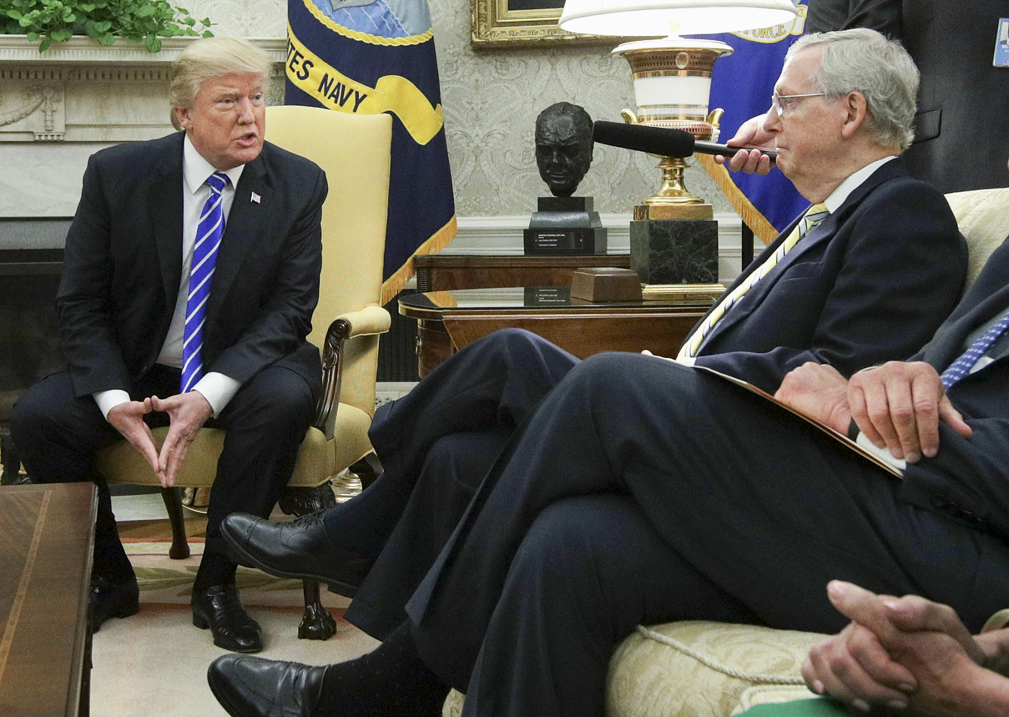 Donald Trump speaks to Mitch McConnell during a meeting in the Oval Office in Washington, D.C., on Sept. 6, 2017.
