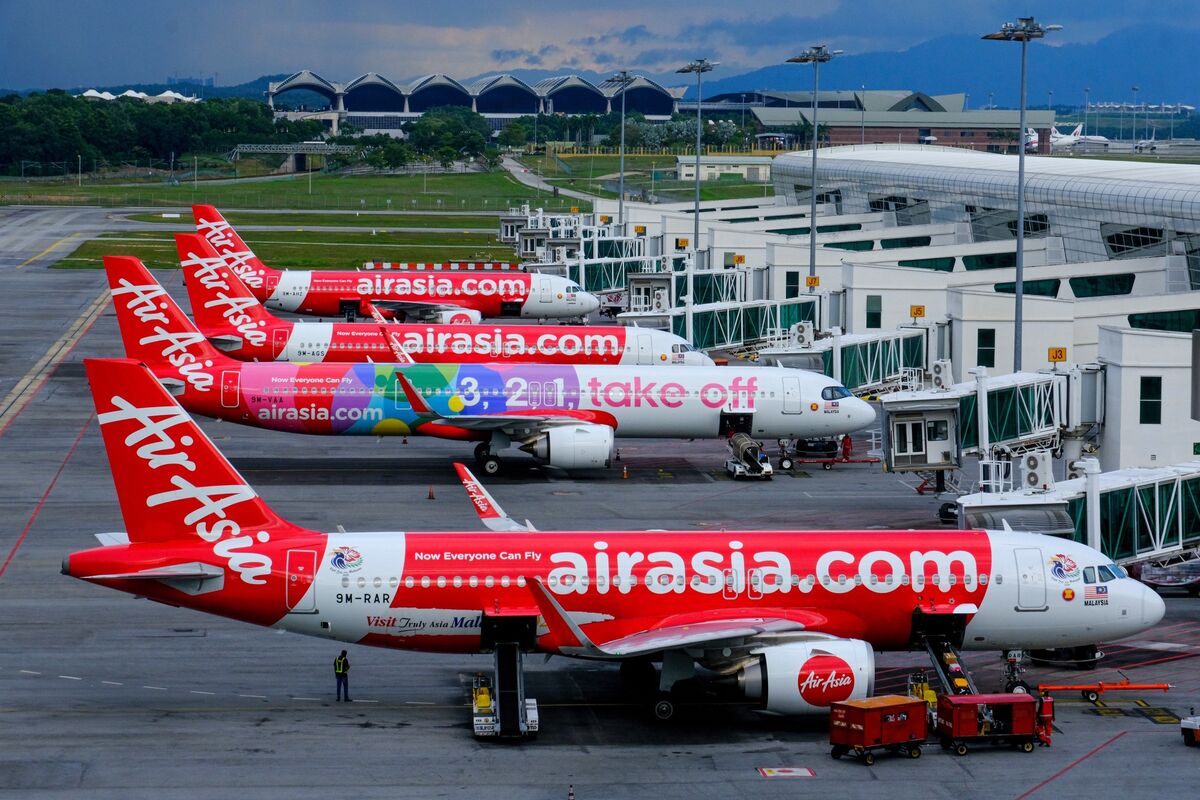 AirAsia Plans Up to $600 Million Bond to Replace Private Credit