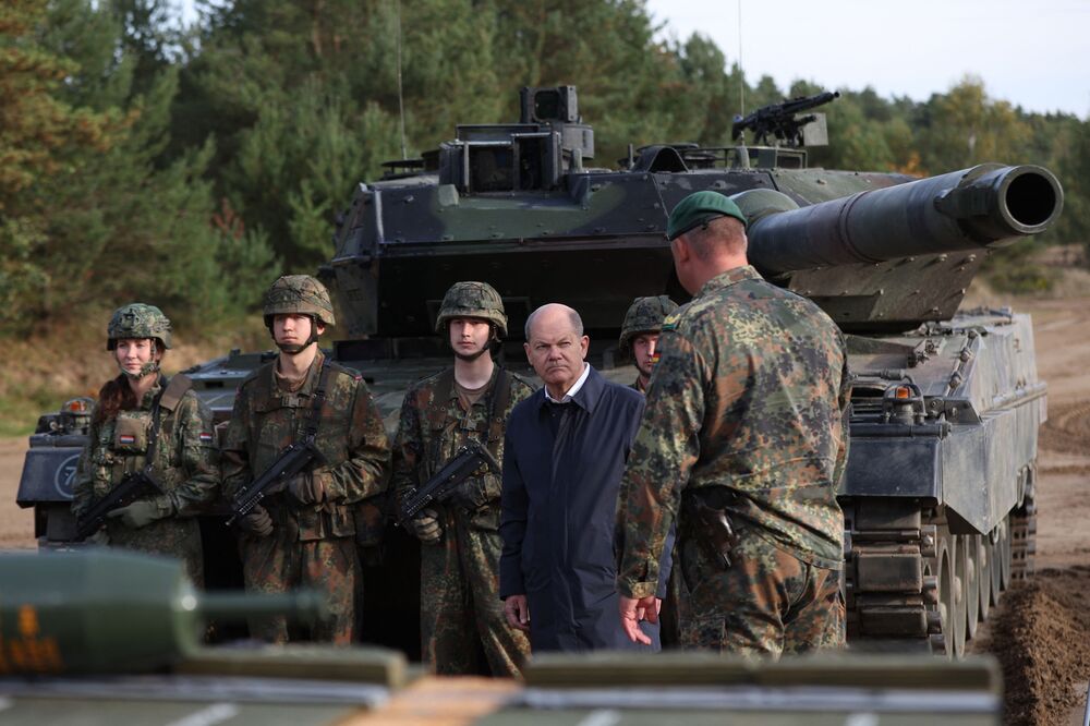 戦車「レオパルト」の前に立つショルツ首相