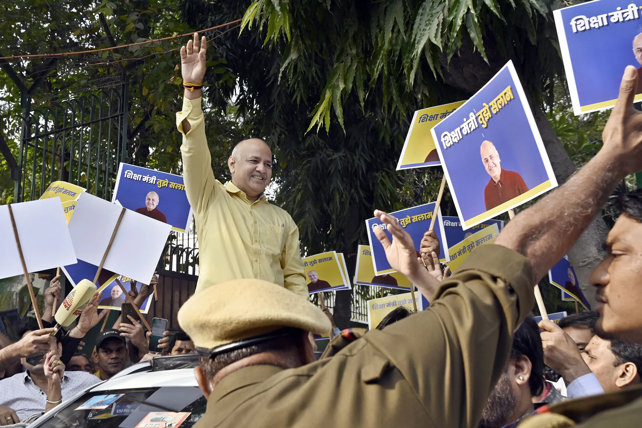 Manish Sisodia waves to supporters while&nbsp;heading to the CBI office for his questioning in the liquor policy case, in New Delhi, India, on Feb.&nbsp;26.