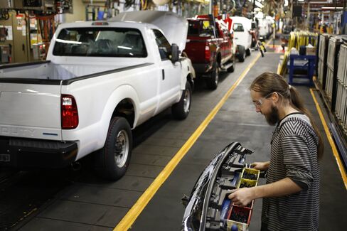 米ケンタッキー州のフォード工場で作業をする労働者