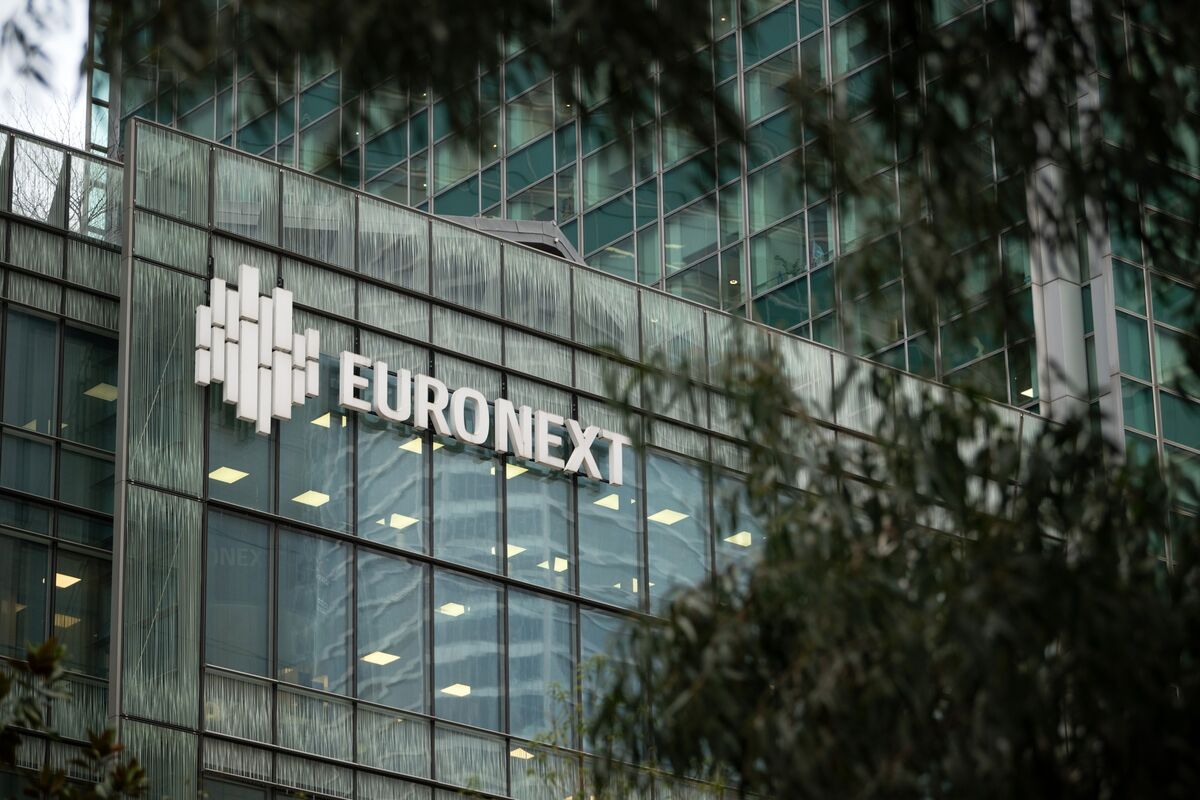 bloomberg.com - Pablo Mayo Cerqueiro - Euronext Cuts Trading Data Prices Following Industry Pushback